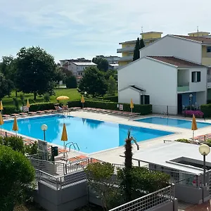 https://villaggio-luna-swimmingpool-agenzia-cocal.hotelinveneto.com